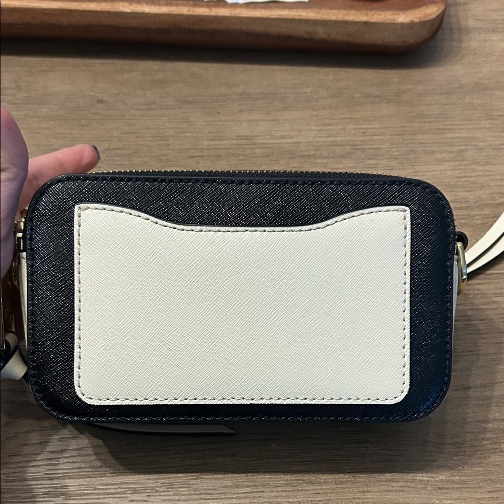 Marc Jacobs Cream and Gold Snapshot Bag - Picture 5 of 9